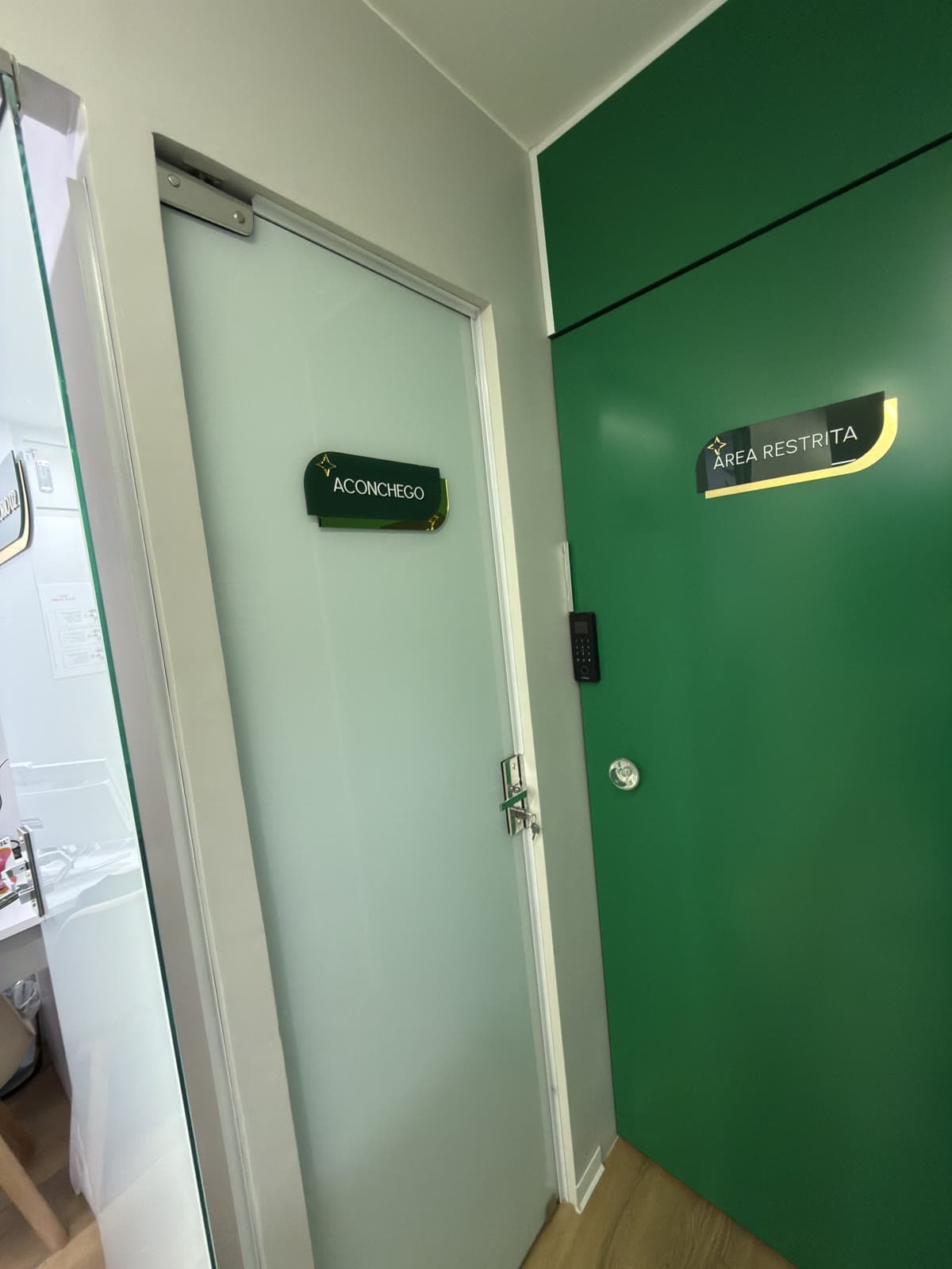 Porta com a placa Aconchego, na entrada da sala reservada