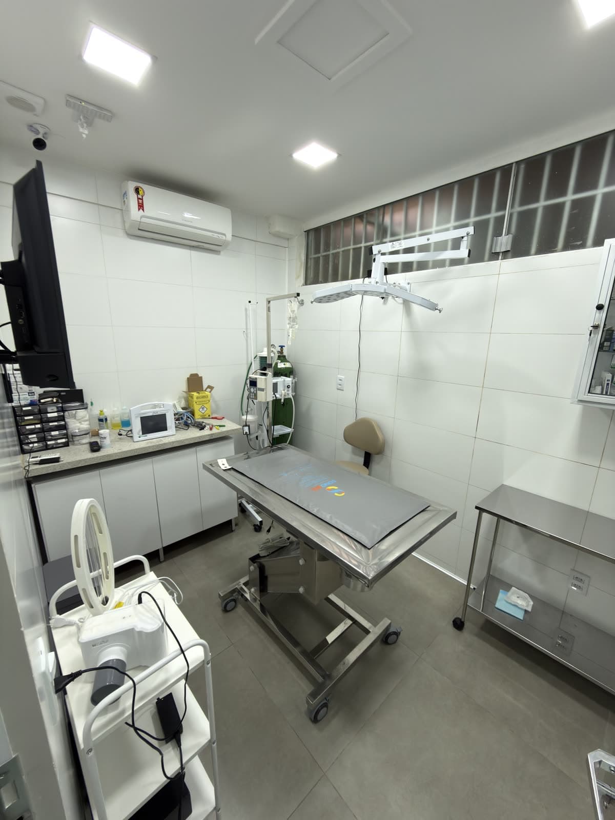 Sala de procedimentos da Vetrium, equipada para monitoramento durante a recuperação