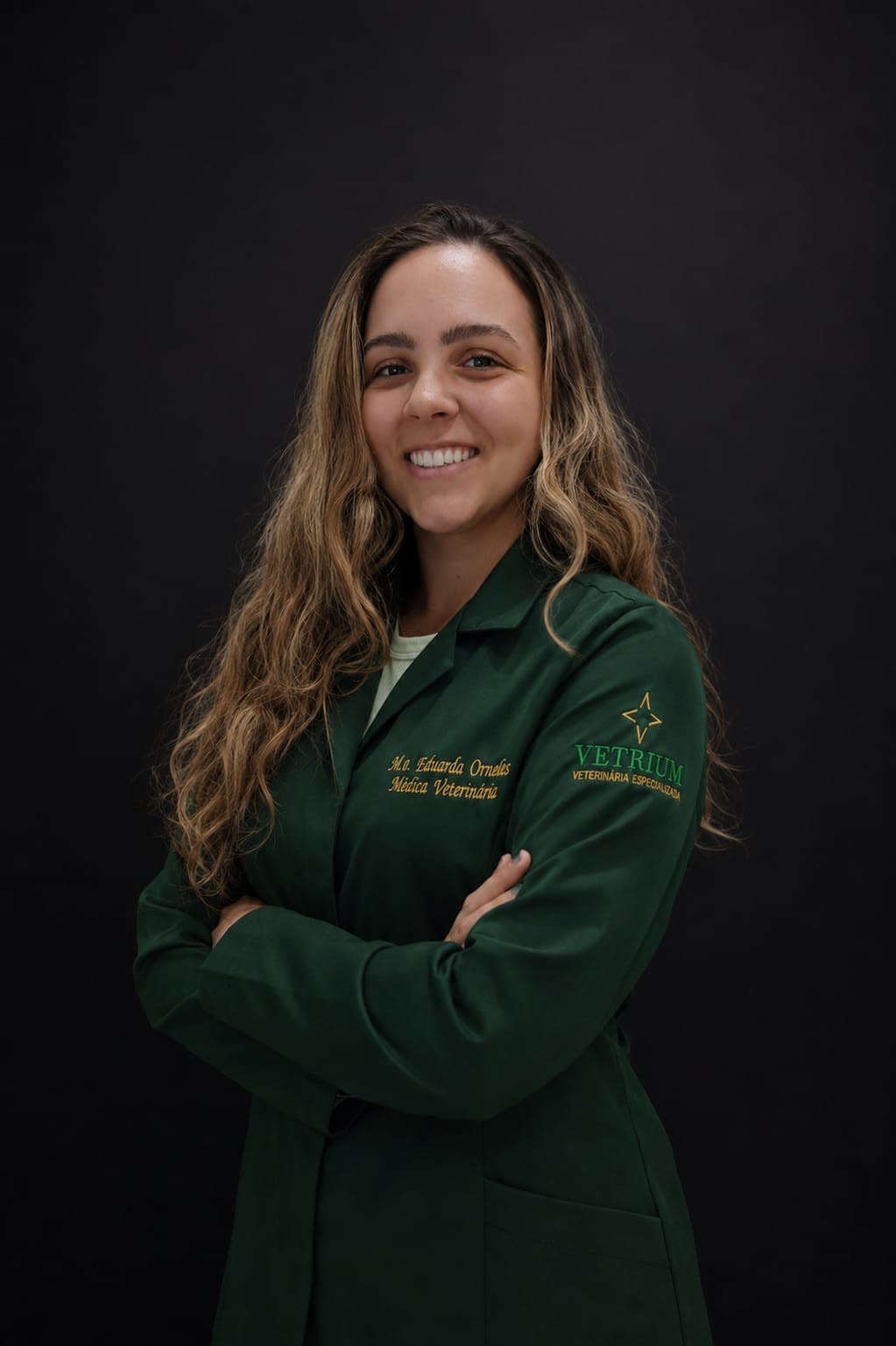 Eduarda Ornelas, médica-veterinária da Vetrium, sorrindo em consultório