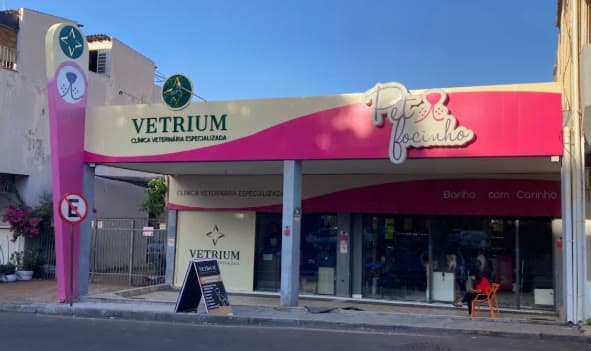 Fachada da clínica veterinária Vetrium, com totem e letreiro na calçada